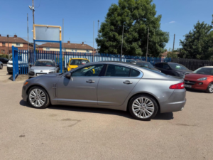 2010 Jaguar Xf 3.0d V6 Premium Luxury Auto Euro 5 4dr in Grey — image 4