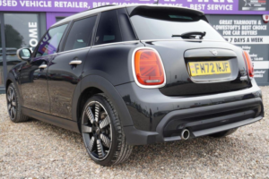 2022 MINI Hatch 1.5 Cooper Exclusive Steptronic Euro 6 (s/s) 5dr in Black — image 2