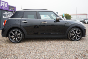 2022 MINI Hatch 1.5 Cooper Exclusive Steptronic Euro 6 (s/s) 5dr in Black — image 6