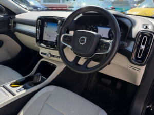 2019 Volvo Xc40 2.0 T4 Momentum Auto AWD Euro 6 (s/s) 5dr in Black — image 3