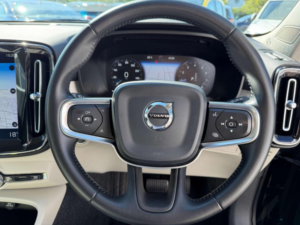 2019 Volvo Xc40 2.0 T4 Momentum Auto AWD Euro 6 (s/s) 5dr in Black — image 4