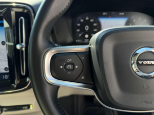 2019 Volvo Xc40 2.0 T4 Momentum Auto AWD Euro 6 (s/s) 5dr in Black — image 5