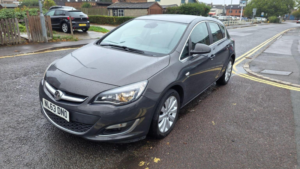 2013 Vauxhall Astra 1.6 16v Elite Euro 5 5dr in Grey — image 3