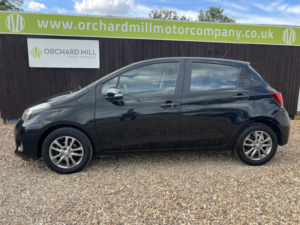 2015 Toyota Yaris 1.3 Dual Vvt-I Icon in Black — image 3