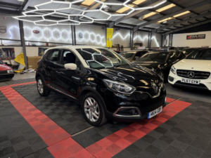 2014 Renault Captur 0.9 Dynamique Medianav Tce 90 Stop & Start in Black — image 4