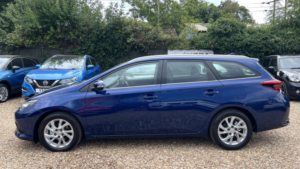 2017 Toyota Auris 1.6 D-4d Business Edition in Blue — image 2