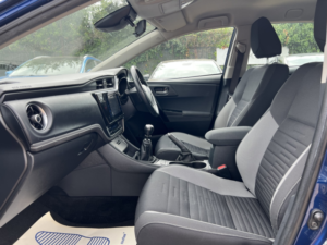 2017 Toyota Auris 1.6 D-4d Business Edition in Blue — image 6