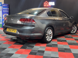 2015 Volkswagen Passat 1.6 Tdi Bluemotion Tech Se in Grey — image 2