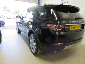 2017 Land Rover Discovery Sport 2.0 Td4 Hse Luxury Auto 4WD Euro 6 (s/s) 5dr in Black — image 4