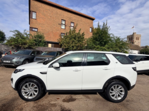 2017 Land Rover Discovery Sport Td4 Se Tech in White — image 4