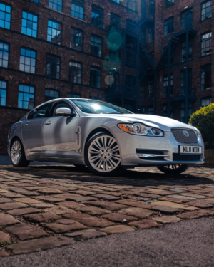 2011 Jaguar Xf 3.0d V6 Premium Luxury Saloon 4dr Diesel Auto Euro 5 (240 Ps) in Silver — image 2