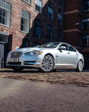 2011 Jaguar Xf 3.0d V6 Premium Luxury Saloon 4dr Diesel Auto Euro 5 (240 Ps) in Silver — image 3