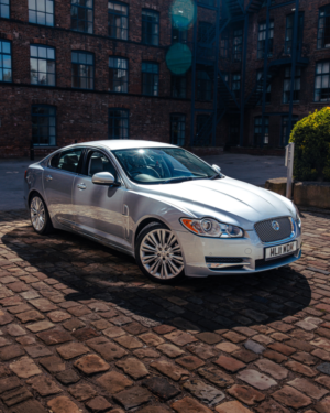 2011 Jaguar Xf 3.0d V6 Premium Luxury Saloon 4dr Diesel Auto Euro 5 (240 Ps) in Silver — image 4