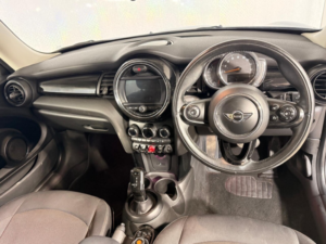 2018 MINI Hatch 1.5 Cooper Hatchback 3dr Petrol Steptronic Euro 6 (s/s) (136 Ps) in Blue — image 2