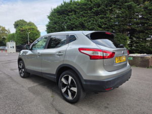 2015 Nissan Qashqai 1.2 Dig-T N-Tec 2WD Euro 6 (s/s) 5dr in Silver — image 4