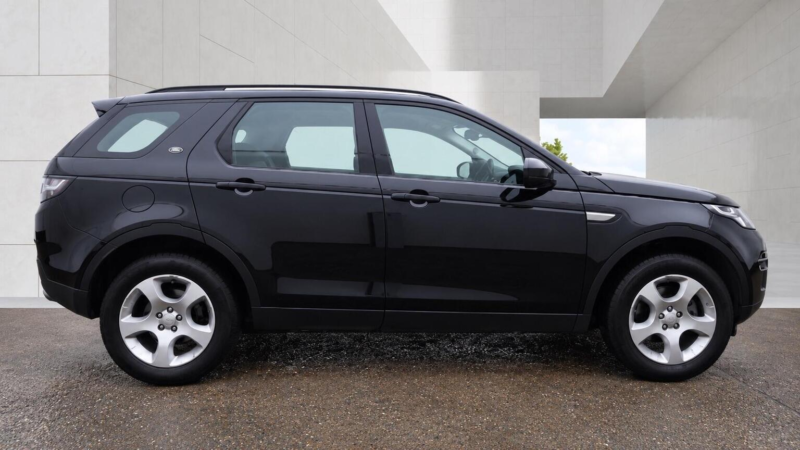 2017 Land Rover Discovery Sport 2.0 Ed4 Se Tech Euro 6 (s/s) 5dr (5 Seat) in Black — image 1