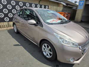 2013 Peugeot 208 1.4 E-Hdi Active in Pink — image 2