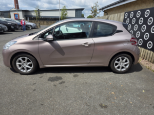 2013 Peugeot 208 1.4 E-Hdi Active in Pink — image 3