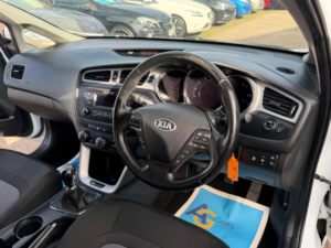 2013 Kia Ceed 1.6 Crdi Ecodynamics 2 Euro 5 (s/s) 5dr in White — image 3