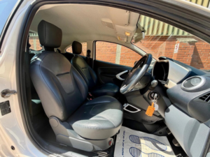 2013 Ford Ka 1.2 Titanium Euro 5 3dr in White — image 5
