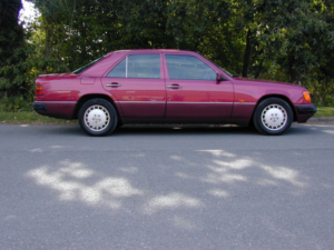 1992 Mercedes-Benz 260 Ref 8682 - Mercedes Benz W124 260e Petrol Automatic – Air Con (rhd - Fresh Japanese Import) in Red — image 2