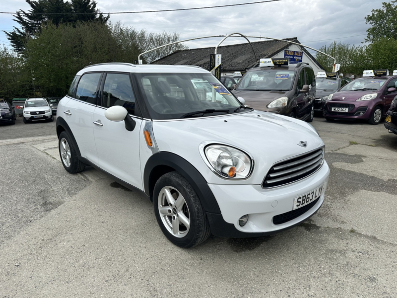2014 MINI Countryman 1.6 Cooper Countryman in White — image 1