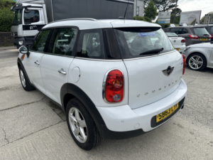 2014 MINI Countryman 1.6 Cooper Countryman in White — image 6