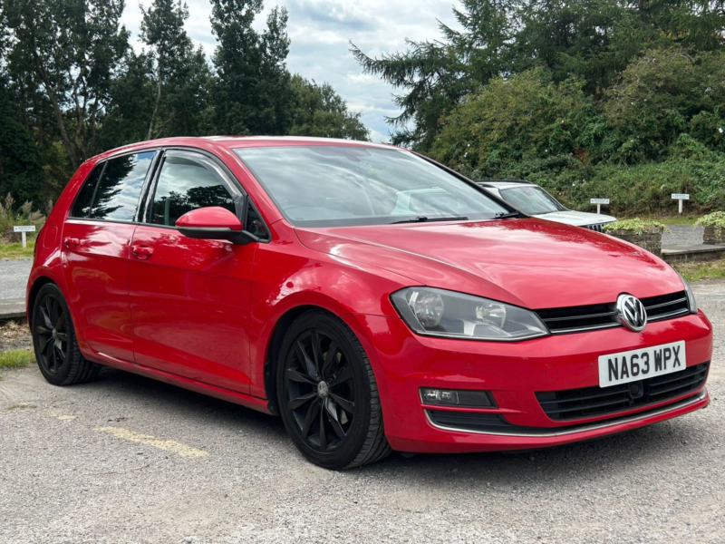 2013 Volkswagen Golf 2.0 Tdi Bluemotion Tech Gt in Red — image 1