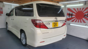 2012 Toyota Alphard 2.4 Auto 7 Seater Twin Sunroofs in White — image 2