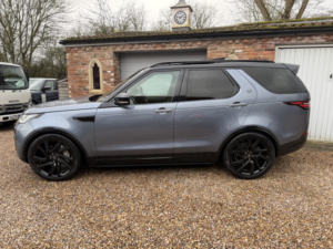 2020 Land Rover Discovery 3.0 Sd V6 Hse Luxury in Blue — image 3