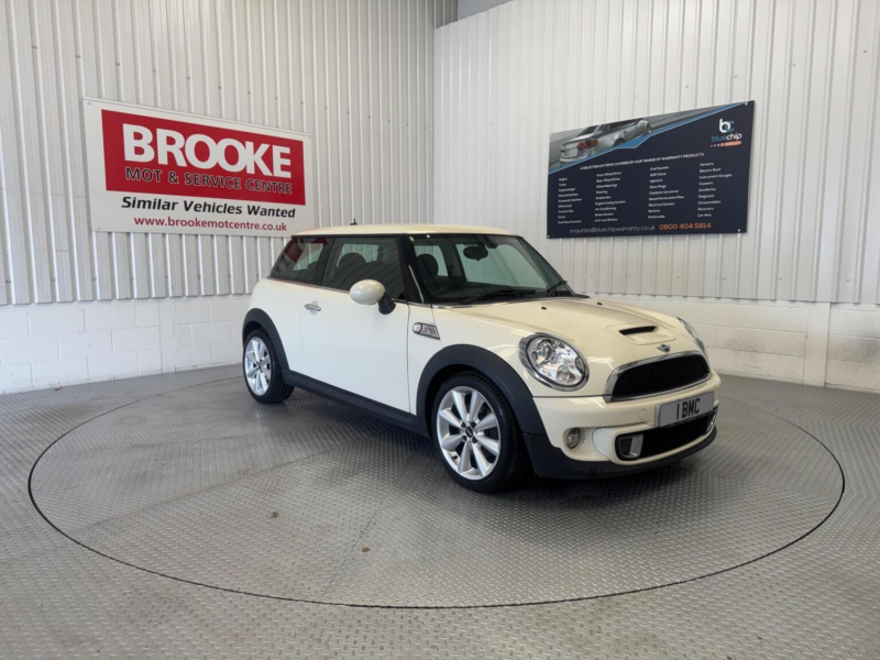 2014 MINI Hatch 1.6 Cooper S Euro 5 (s/s) 3dr in White — image 1