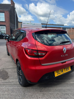 2014 Renault Clio 1.2 Dynamique Medianav 1.2 16v 75 in Red — image 4