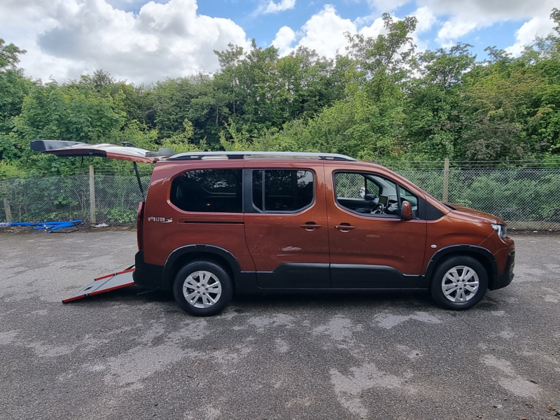 2021 Peugeot Rifter 1.2 Puretech Allure in Bronze — image 1