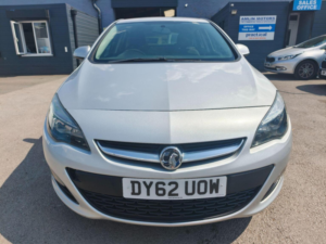 2012 Vauxhall Astra 1.4 16v Exclusiv Euro 5 5dr in Silver — image 2