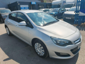 2012 Vauxhall Astra 1.4 16v Exclusiv Euro 5 5dr in Silver — image 3