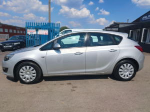 2012 Vauxhall Astra 1.4 16v Exclusiv Euro 5 5dr in Silver — image 4