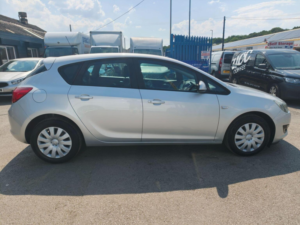 2012 Vauxhall Astra 1.4 16v Exclusiv Euro 5 5dr in Silver — image 5