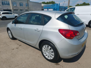 2012 Vauxhall Astra 1.4 16v Exclusiv Euro 5 5dr in Silver — image 6