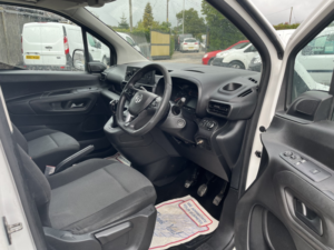 2020 Vauxhall Combo 1.5 Turbo D 2000 Sportive in White — image 3