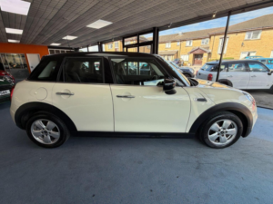 2019 MINI Hatch 1.5 Cooper Classic Euro 6 (s/s) 5dr in White — image 2