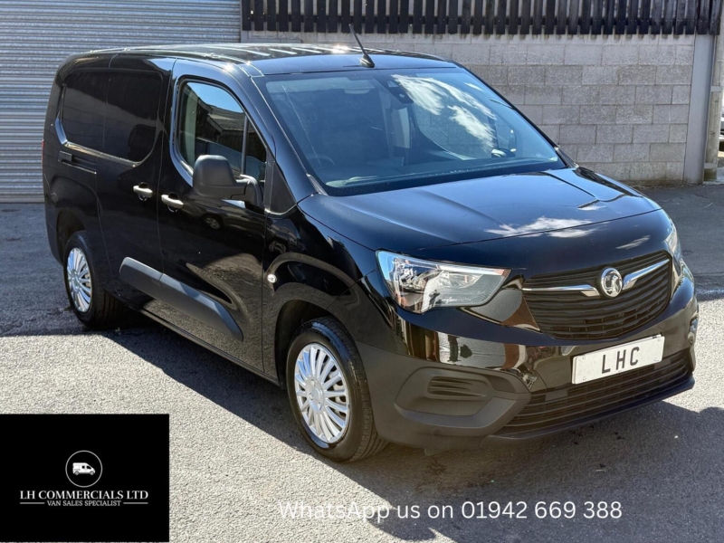 2022 Vauxhall Combo 1.5 Turbo D 2300 Dynamic Crew Van L2 Euro 6 4dr in Black — image 1