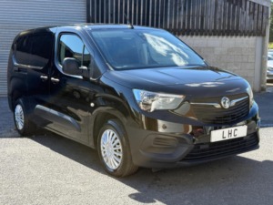 2022 Vauxhall Combo 1.5 Turbo D 2300 Dynamic Crew Van L2 Euro 6 4dr in Black — image 2