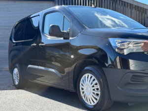 2022 Vauxhall Combo 1.5 Turbo D 2300 Dynamic Crew Van L2 Euro 6 4dr in Black — image 3