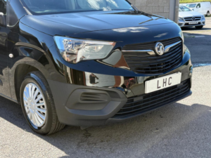 2022 Vauxhall Combo 1.5 Turbo D 2300 Dynamic Crew Van L2 Euro 6 4dr in Black — image 4