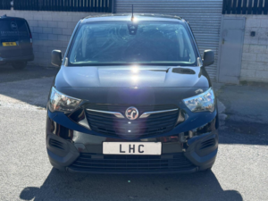 2022 Vauxhall Combo 1.5 Turbo D 2300 Dynamic Crew Van L2 Euro 6 4dr in Black — image 5