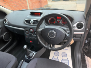 2009 Renault Clio 1.2 16v Dynamique 3dr in Black — image 5