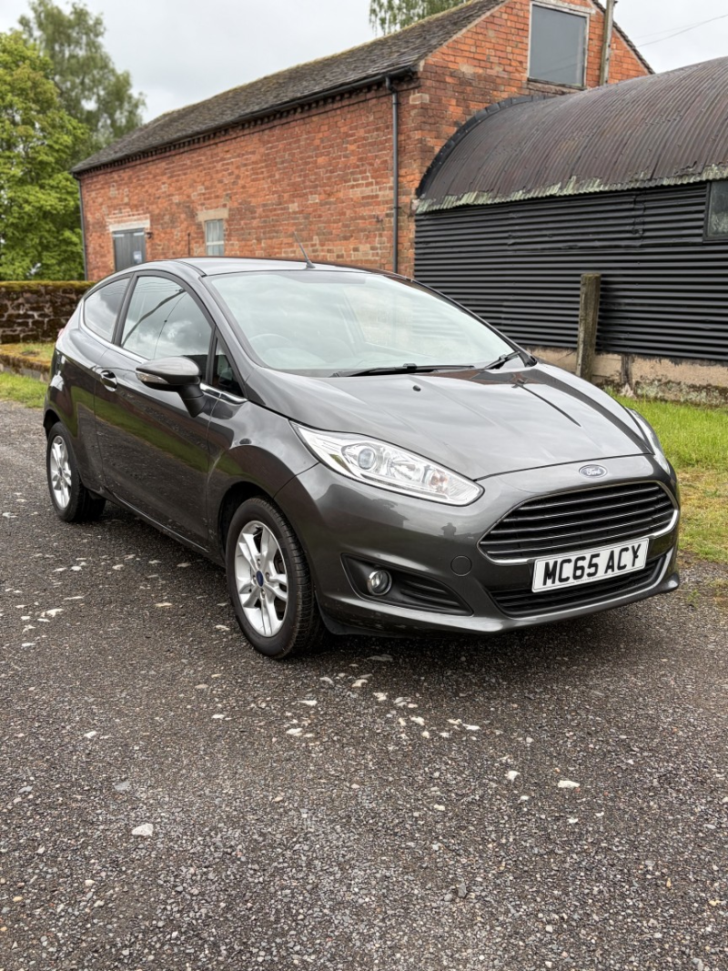 2015 Ford Fiesta 1.3 Zetec in Grey — image 1