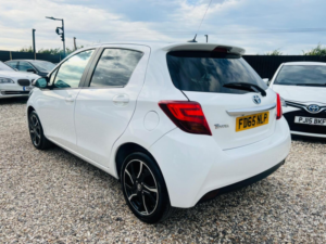 2015 Toyota Yaris 1.33 Dual Vvt-I Sport Euro 5 5dr Euro 5 in White — image 2