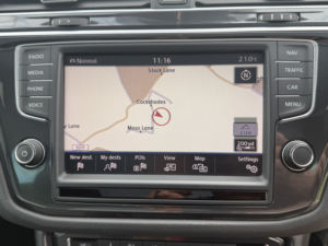 2017 Volkswagen Tiguan 2.0 Tdi Bluemotion Tech R-Line in White — image 5