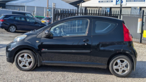 2009 Peugeot 107 1.0 12v Verve Hatchback 3dr Petrol Manual Euro 4 (68 Ps) in Black — image 4